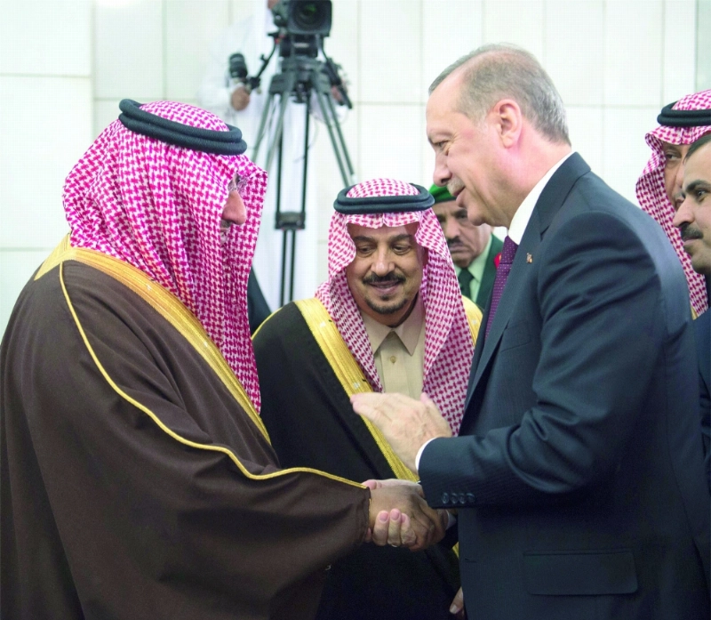 إردوغان مصافحا ولي العهد