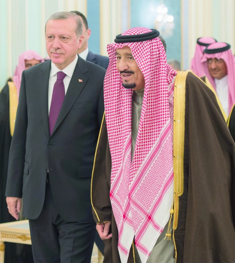 الملك سلمان خلال استقباله رجب إردوغان في قصر اليمامة بالرياض أمس (بندر الجلعود)