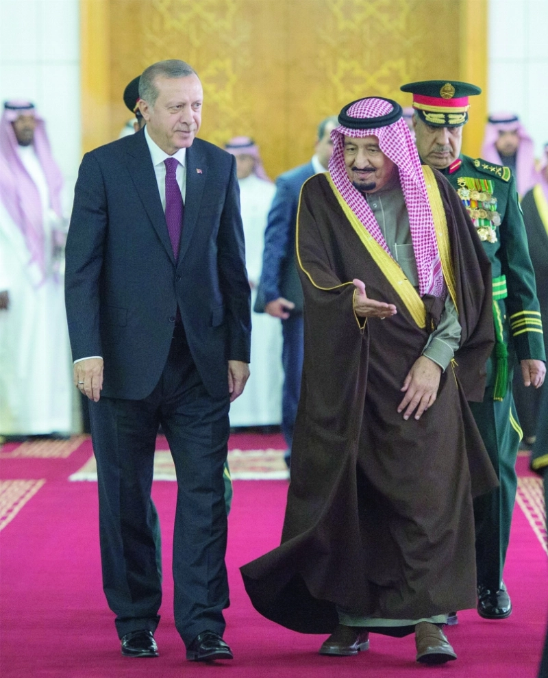 الملك سلمان مستقبلا رجب إردوغان في قصر اليمامة بالرياض أمس (بندر الجلعود)