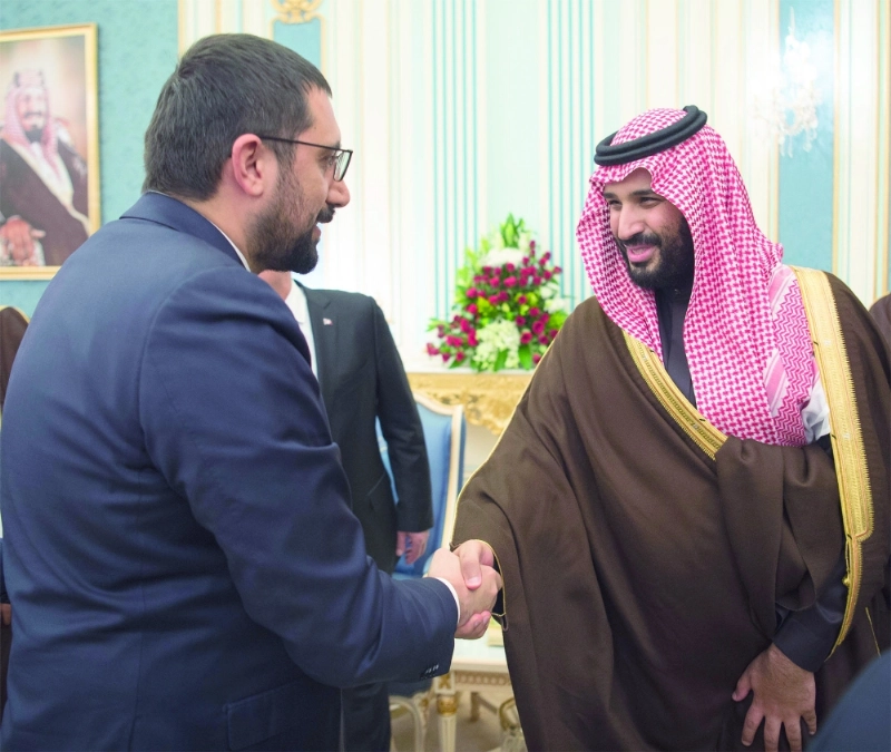 الأمير محمد بن سلمان مصافحا أحد أعضاء الوفد المرافق