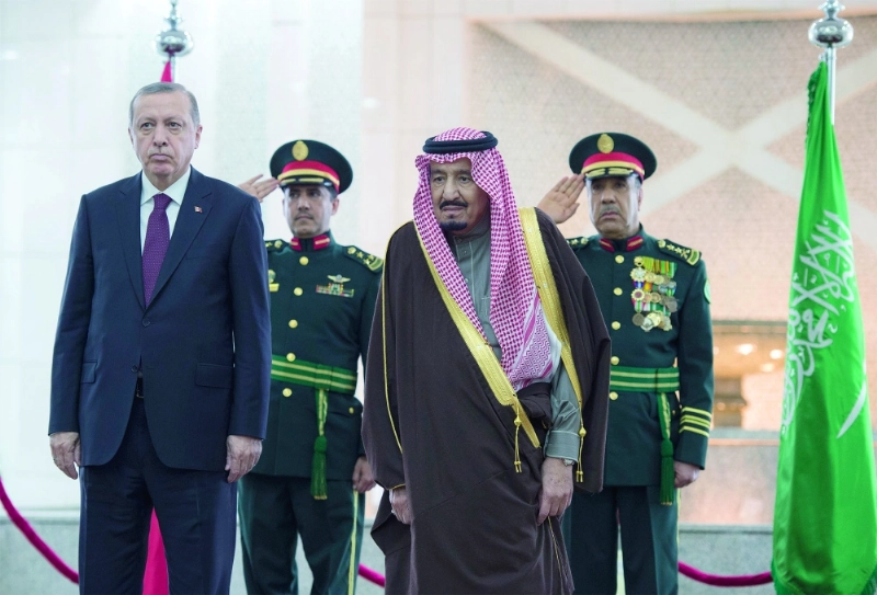 الملك سلمان خلال استقباله رجب إردوغان في قصر اليمامة بالرياض أمس (بندر الجلعود)