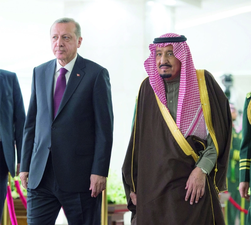 الملك سلمان خلال استقباله رجب إردوغان في قصر اليمامة بالرياض أمس (بندر الجلعود)