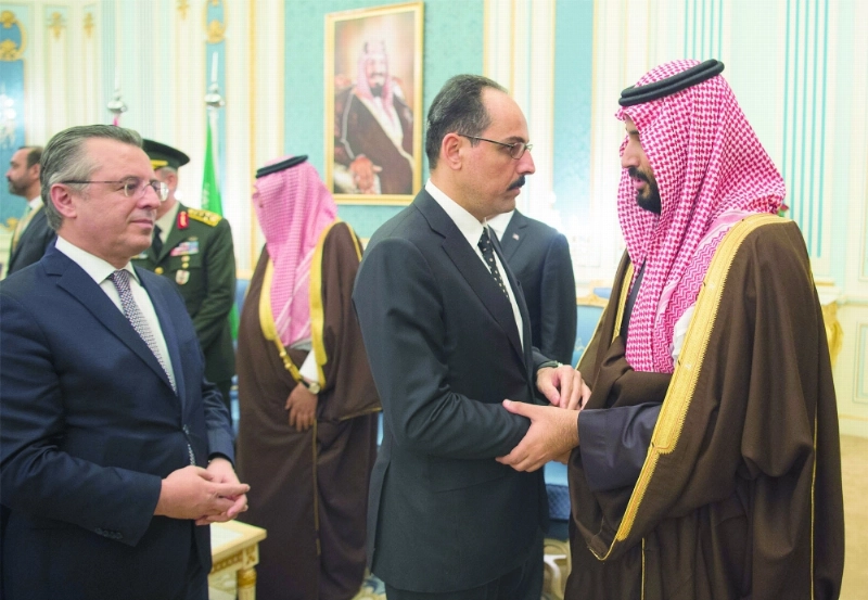 الأمير محمد بن سلمان مصافحا الوفد المرافق لإردوغان