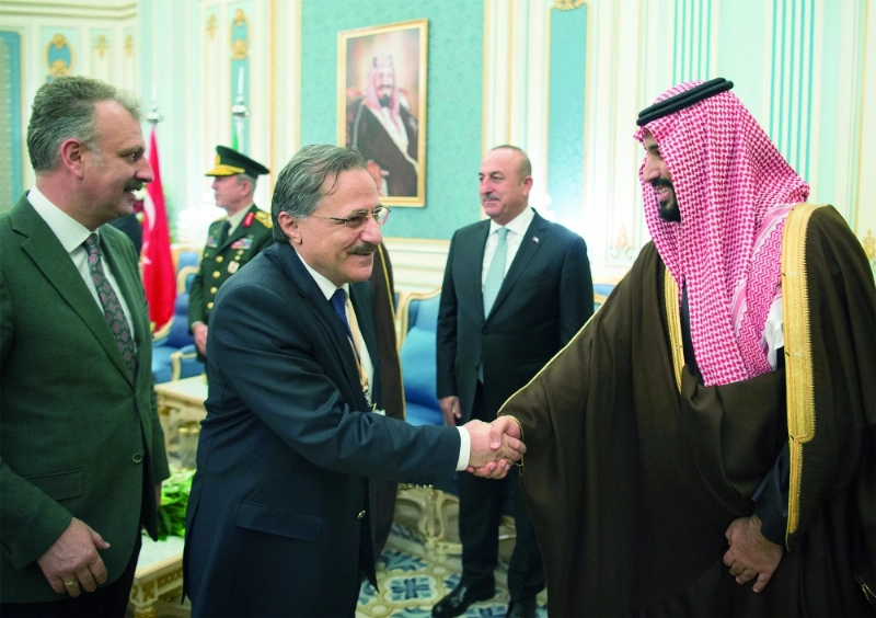 الأمير محمد بن سلمان مصافحا الوفد المرافق لإردوغان