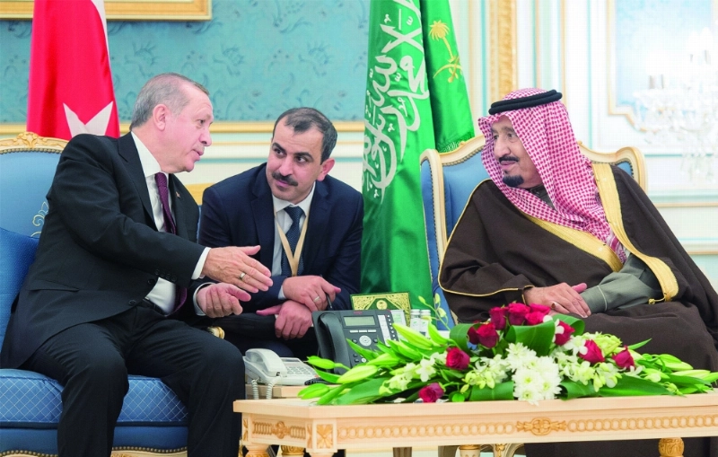 الملك سلمان في حديث مع إردوغان خلال اللقاء