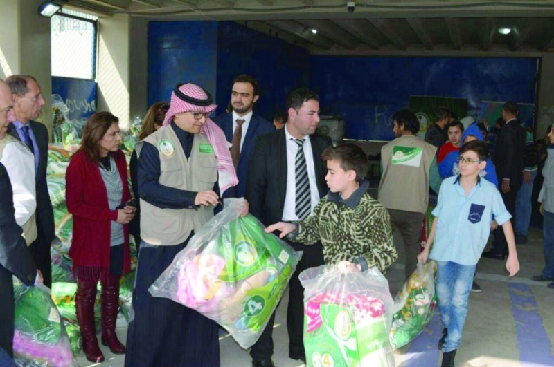 مساعدات سعودية للسوريين بلبنان (واس)