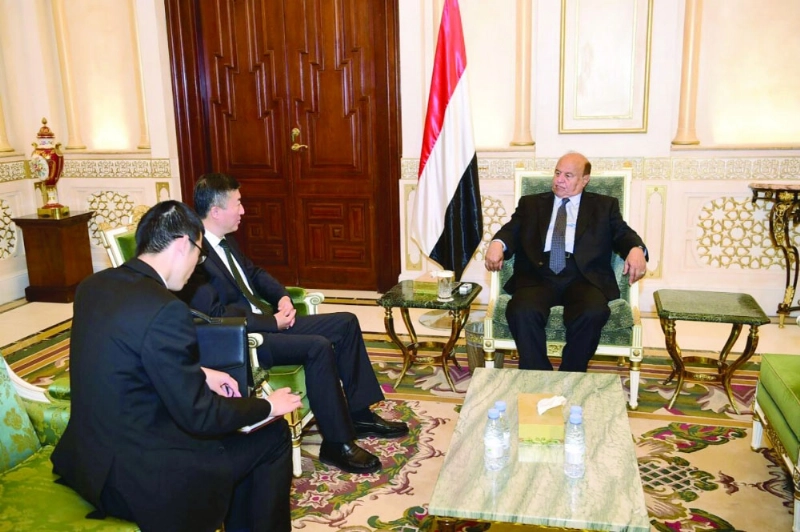 هادي مستقبلا السفير الصيني في عدن أمس (سبأ نت)