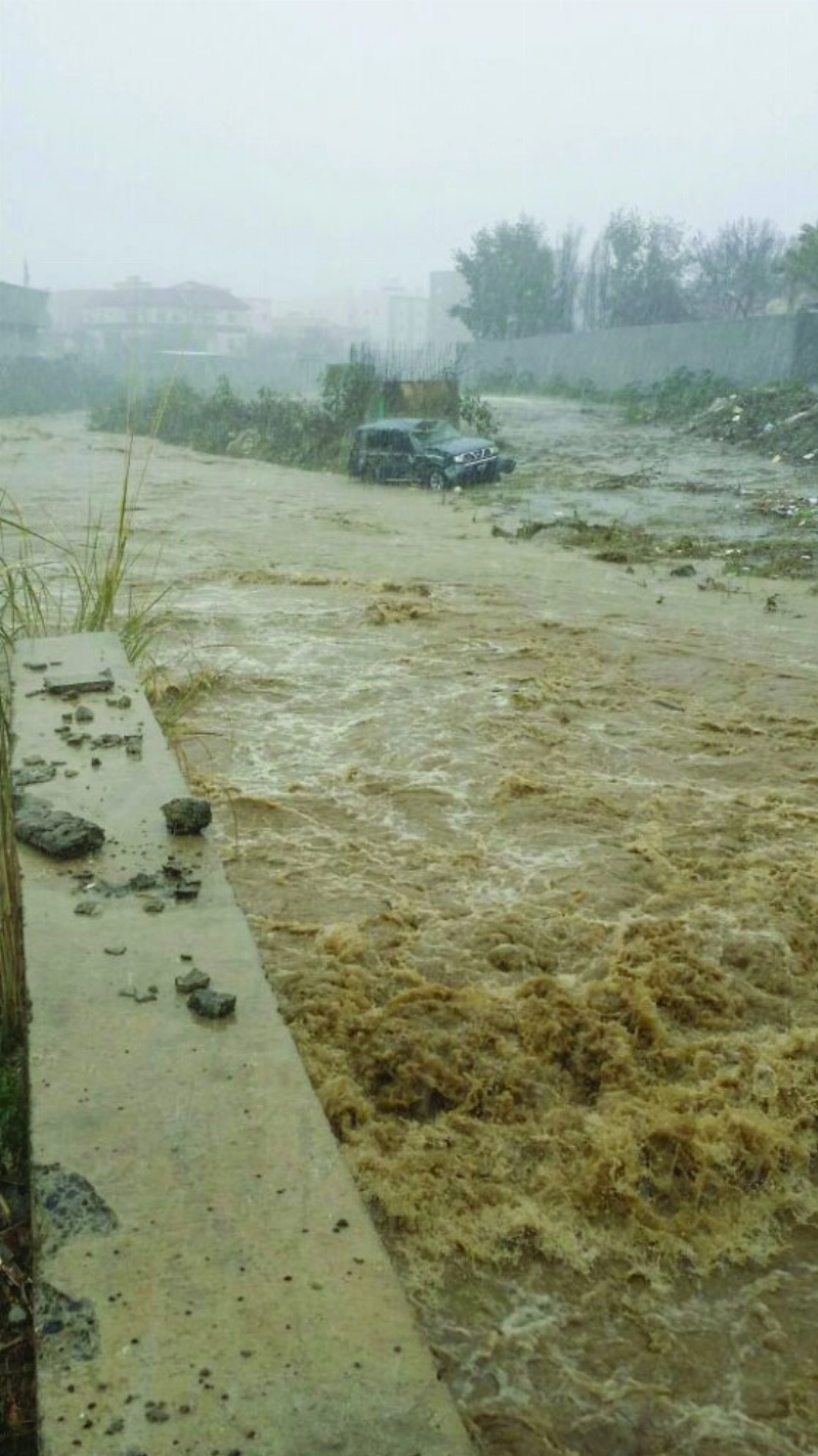 سيارة محتجزة جراء السيول على عسير أمس (تويتر)