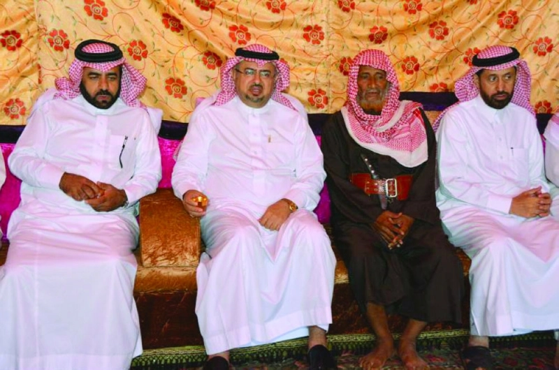 المتحمي يعزي ذوي الشهيد المنجحي (واس)