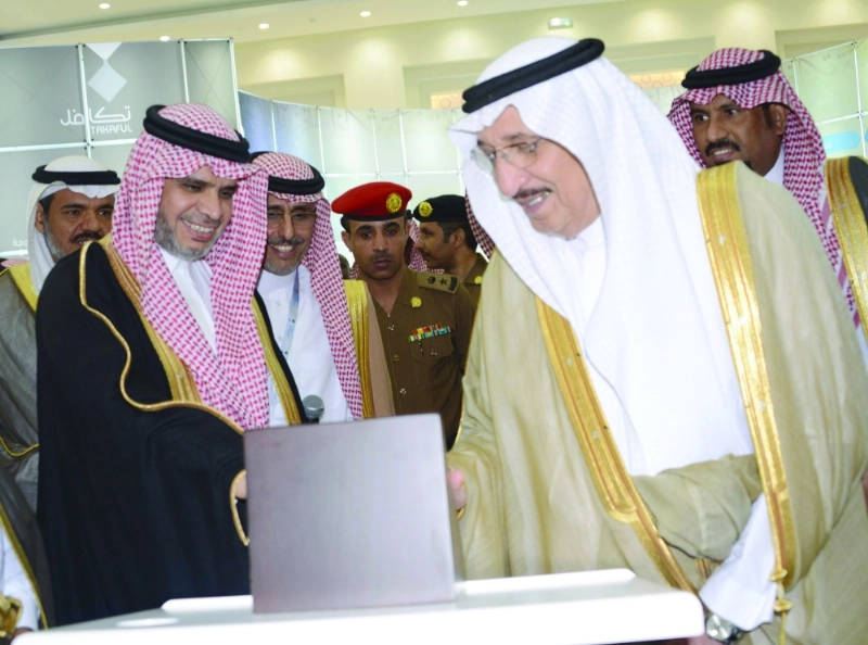 محمد بن ناصر خلال تدشينه المشروعات التعليمية بحضور أحمد العيسى (واس)
