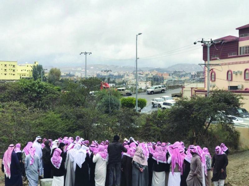 الجموع خلال تشييع الطالب نواف الأحمري أمس (واس)
