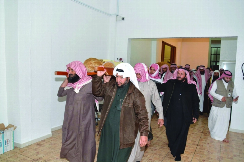 جثمان الطالب نواف الأحمري خلال تشييعه أمس (واس)