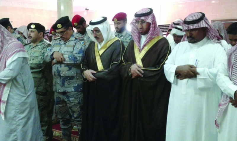 مصلون يؤدون صلاة الميت على الشهيد الربعي (واس)