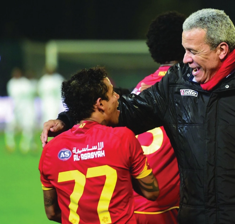 أنجوس محتفلا مع إلتون بالفوز على الأهلي في الدوري (مكة)