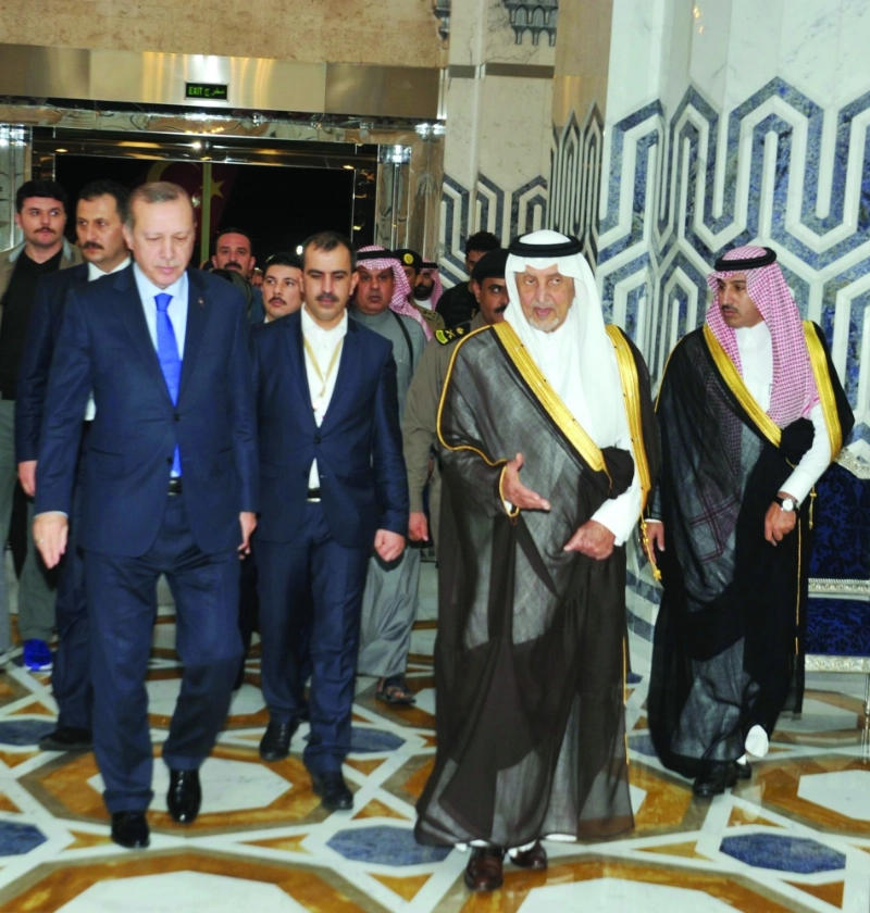 خالد الفيصل مستقبلا إردوغان (واس)