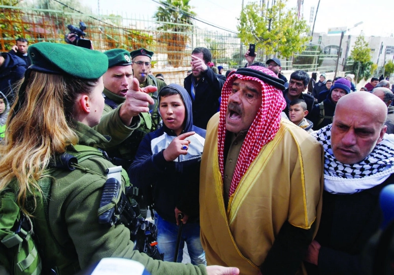 فلسطيني خلال احتجاج في الخليل (رويترز)