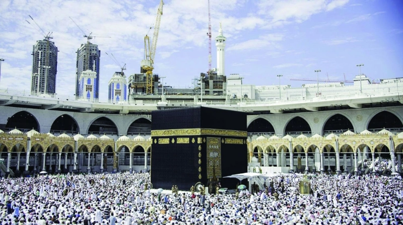 مصلون في الحرم أمس (واس)