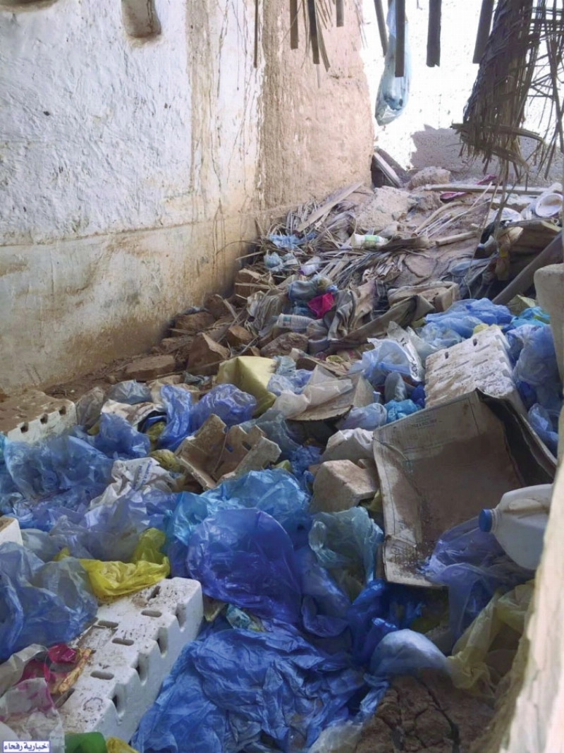 نفايات بجوار منازل مهجورة في رفحاء (مكة)