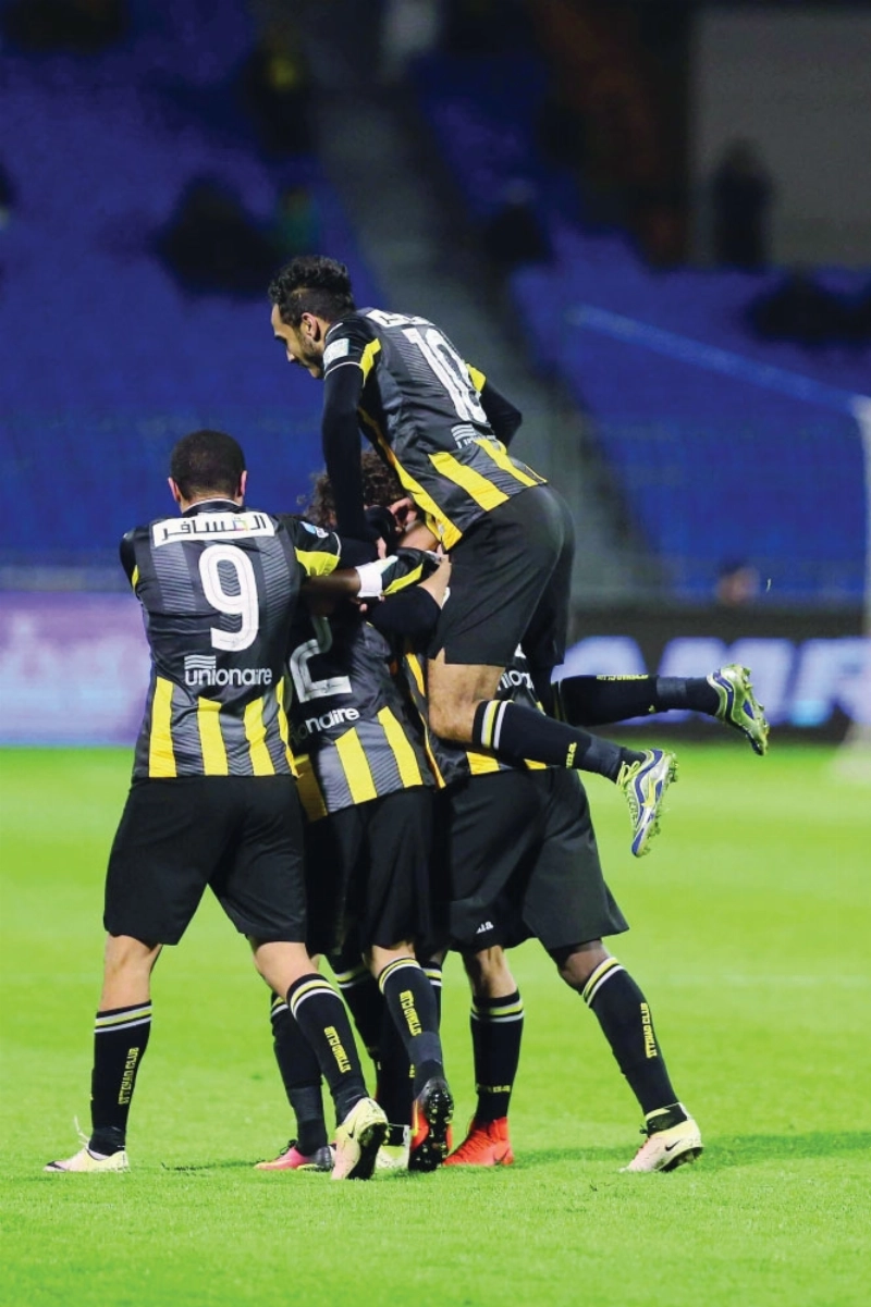 فرحة لاعبي الاتحاد بهدف عدنان فلاتة أمس (إ ب أ)