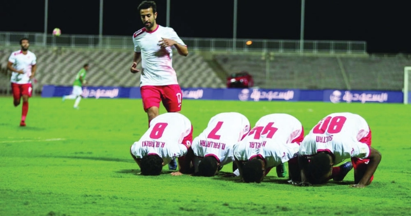 لاعبو الوحدة يسجدون شكرا لله عقب هدف مختار فلاتة في الاتفاق (إ ب أ)