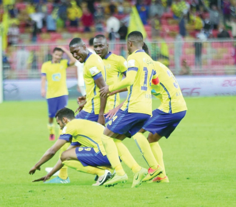 لاعبو النصر يشاركون نايف هزازي فرحته بهدفه بالأهلي (محمد الأهدل)