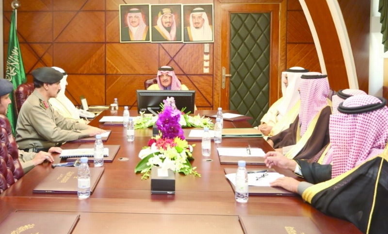 سعود بن نايف متحدثا خلال الاجتماع (مكة)
