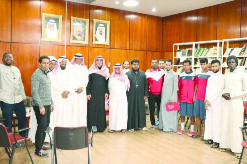 المشاركون داخل النادي (مكة)
