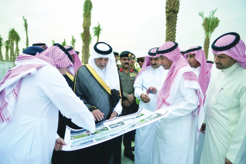 خالد الفيصل خلال تفقده سير العمل بمشروع تطوير الواجهة البحرية بجدة (محمد يحيى)