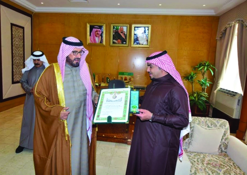 سعود بن عبدالمحسن يسلم الوسام لفهد الشمري (واس)