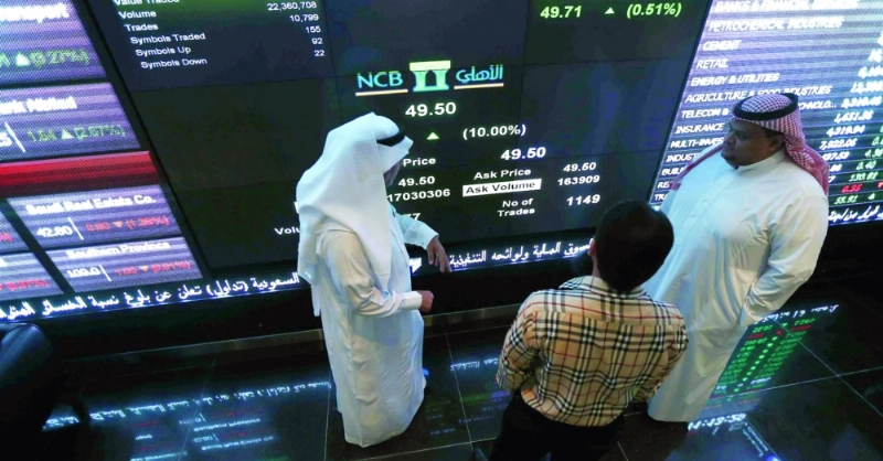 متداولون بجانب شاشة عرض الاسعار (مكة)