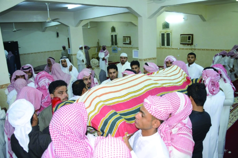 مصلون في الدرب يحملون جثمان الشهيد العتودي (واس)