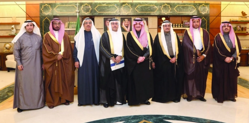 سعود بن نايف متوسطا رئيس مجلس إدارة جمعية أصدقاء البيئة (مكة)