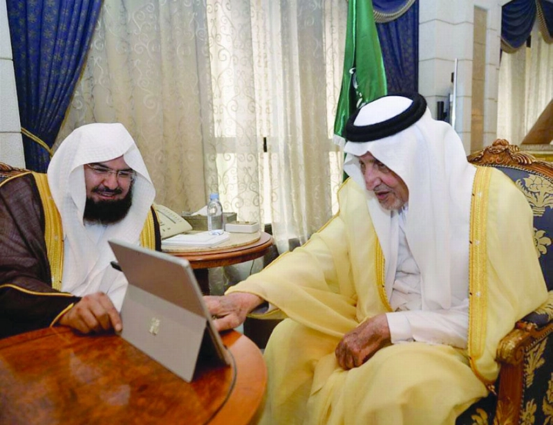 خالد الفيصل لدى تسلمه التقرير من عبدالرحمن السديس (واس)