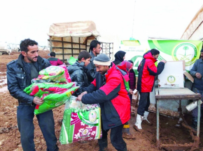 مساعدات سعودية للنازحين من حلب على الحدود التركية السورية (واس)