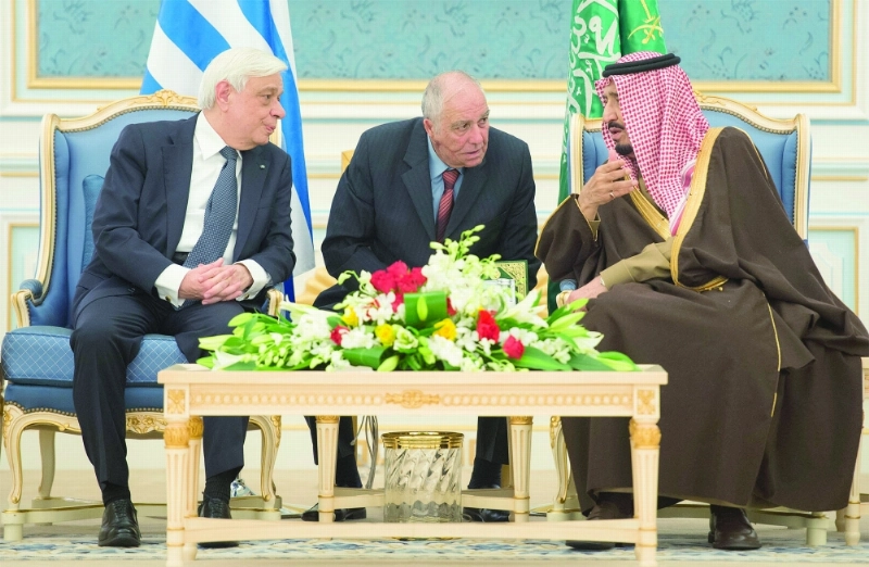 الملك سلمان لدى لقائه بروكوبيوس بافلوبولوس في قصر اليمامة بالرياض أمس (بندر الجلعود)