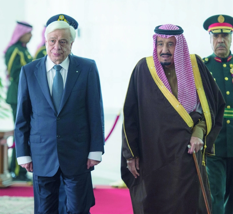 الملك سلمان مستقبلا بروكوبيوس بافلوبولوس في قصر اليمامة بالرياض أمس (بندر الجلعود)