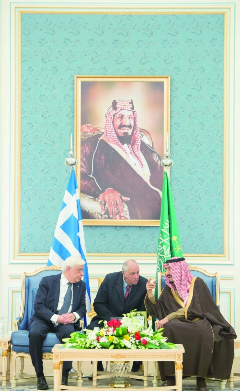 الملك سلمان مستقبلا بروكوبيوس بافلوبولوس في قصر اليمامة بالرياض أمس (بندر الجلعود)