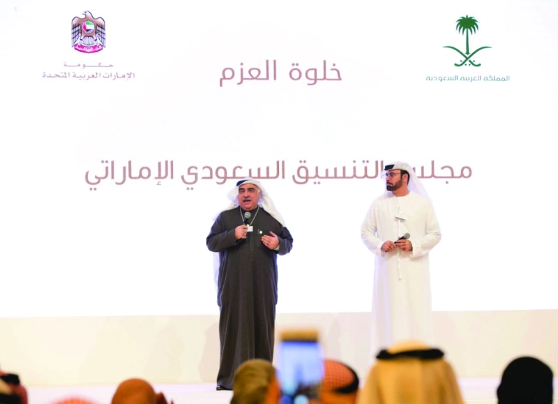 عادل فقيه ومحمد القرقاوي خلال جلسة خلية العزم بأبوظبي أمس