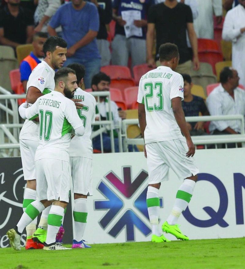 لاعبو الأهلي يحتفلون مع عمر السومة بالهدف الأول (إعلامي الأهلي)