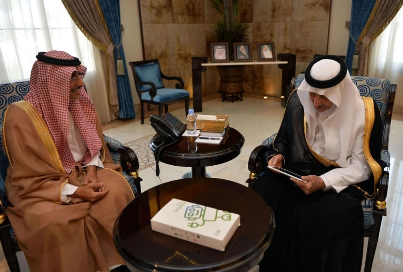 ويعاين جهاز الآيباد (واس)