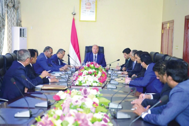 هادي مجتمعا مع رئيس الوزراء وعدد من المحافظين في عدن أمس (سبأ نت)