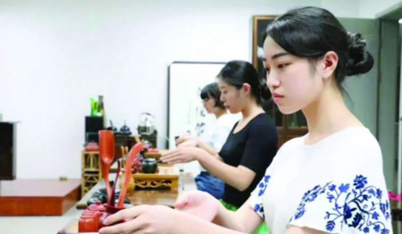 طالبات يتدربن على تقديم الشاي (الصين)