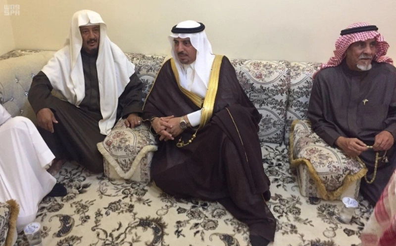 محافظ شرورة خلال زيارته أسرة الفقيد (واس)