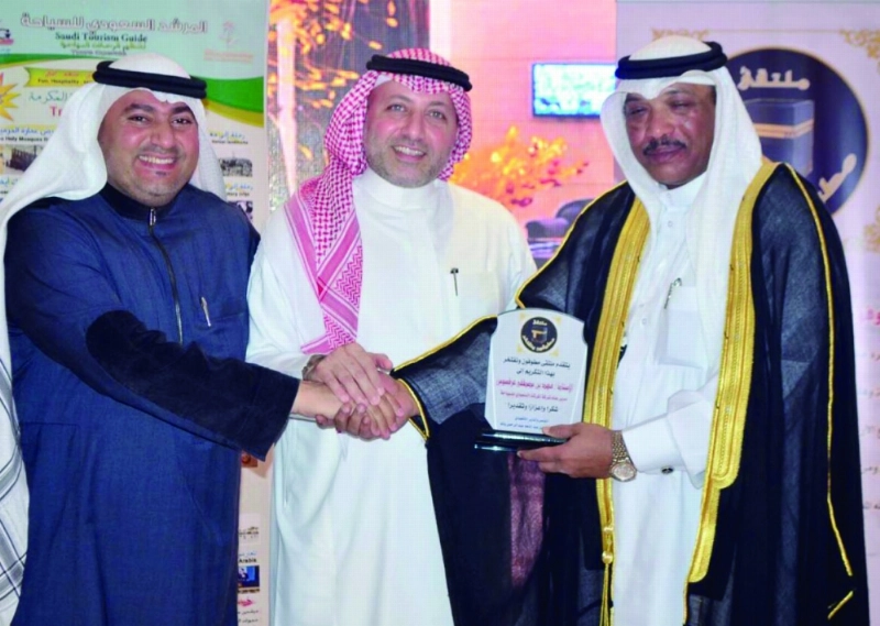 بسام غلمان يكرم أحد المطوفين (مكة)