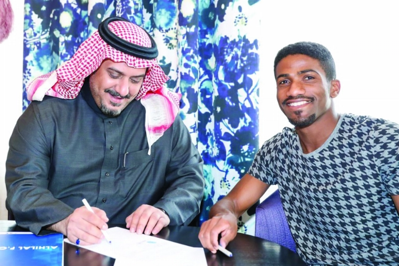 عوض يوقع مع نواف بن سعد (إعلامي الهلال)