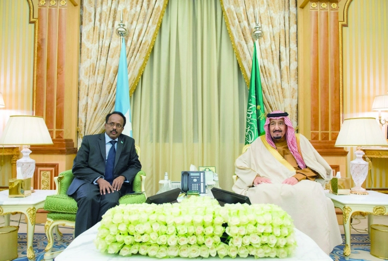 الملك سلمان لدى استقباله محمد فرماجو بقصر اليمامة في الرياض أمس (واس)