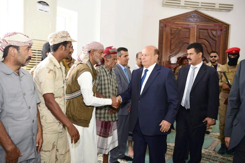 .. وهادي يعزي ذويه بعد أداء صلاة الميت على جثمانه بعدن أمس (سبأ نت)