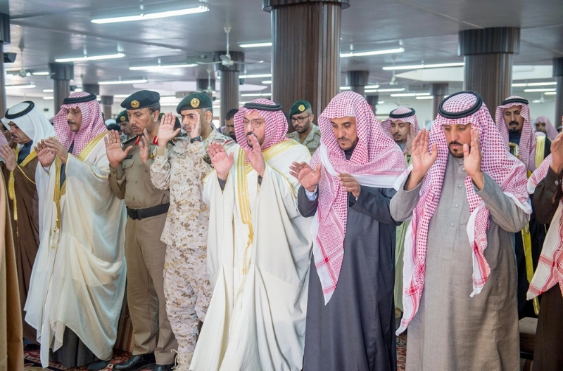 أمير القصيم يؤدي صلاة الميت على الشهيد في الرس (واس)