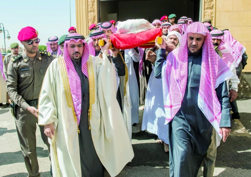 أمير القصيم يتقدم أمس مشيعي الملازم أول سليمان القزلان الذي استشهد بالحد الجنوبي (واس)