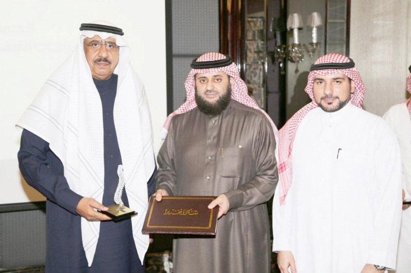 سليمان الخرجي يتسلم درع الجامعة التكريمي (مكة)